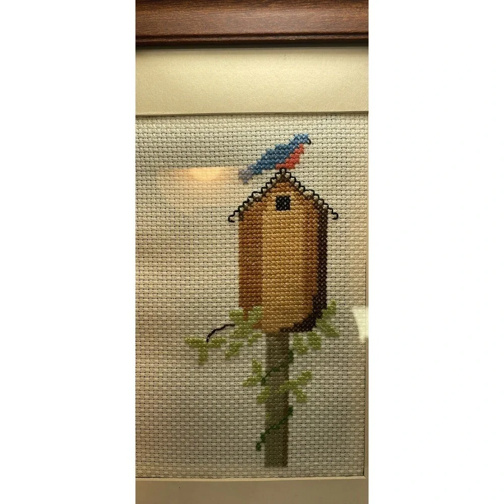 VINTAGE‎ CROSS STITCH FRAMED GLASSED PICTURE BIRDHOUSE & BIRD BURLAP MATT  1980